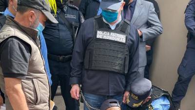 El expresidente de Honduras enchachado y encadenado tras ser capturado el 14 de febrero de 2021.