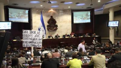 El Congreso Nacional aprobó varios decretos ayer y convocó a sesión para el martes a las 3:00 pm para efectuar una cuarta votación para magistrados. Foto: Andro Rodríguez
