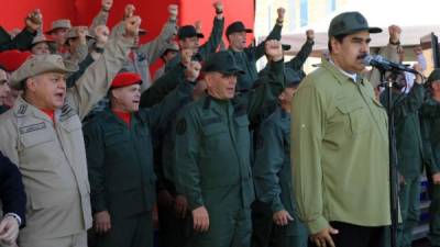 Handout picture released by the Venezuelan presidency showing Venezuelan President Nicolas Maduro (R) delivering a speech during a military parade to commemorate the anniversary of the death in 1830 of The Liberator Simon Bolivar, at the Military Academy in Caracas on December 17, 2018. (Photo by JHONN ZERPA / Venezuelan Presidency / AFP) / RESTRICTED TO EDITORIAL USE - MANDATORY CREDIT 'AFP PHOTO / VENEZUELAN PRESIDENCY / JHONN ZERPA' - NO MARKETING NO ADVERTISING CAMPAIGNS - DISTRIBUTED AS A SERVICE TO CLIENTS