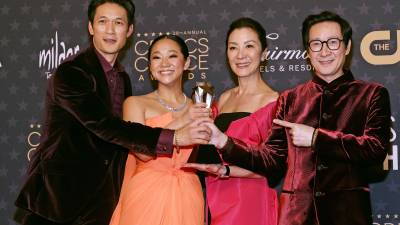 Harry Shum Jr., Stephanie Hsu, Michelle Yeoh, yKe Huy Quan, posan con el premio a Mejor Película por Everything Everywhere All at Once.