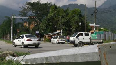 Un conductor impactó en el poste dañando el semáforo en el bulevar de la Unah-vs.