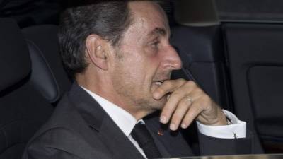 Nicolas Sarkozy abandonando sus oficinas tras anunciar, ayer, su regreso a la política