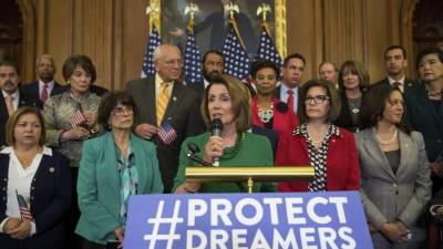 Un grupo de senadores se pronunció contra Trump por eliminar el DACA. EFE.