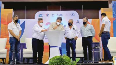 El presidente Hernández y la dirigencia de mipymes firmaron el convenio. Foto: Melvin Cubas.