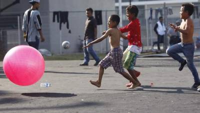 Niños que forman parte de la caravana de migrantes jugando en el deportivo Jesús Martínez. EFE.