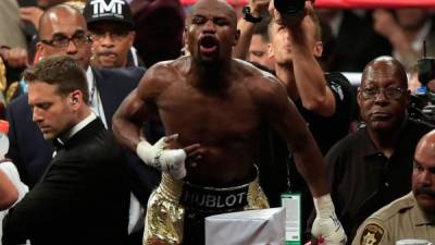 Floyd Mayweather celebrando su triunfo sobre Manny Pacquiao.