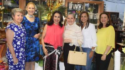 Mercy Uscátegui, Zobeida Saybe, Carolina Canahuati, Isabel Victoria Chahín, Rina Medina y Mildred Handal.