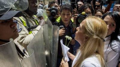 La esposa de Leopoldo López ha denunciado los reiterados abusos que se han cometido contra su marido, el alcalde Daniel Ceballos y los estudiantes detenidos.