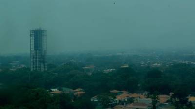 San Pedro Sula sigue cubierta por una capa de humo y hasta que hayan fuertes lluvias desaparecerá.