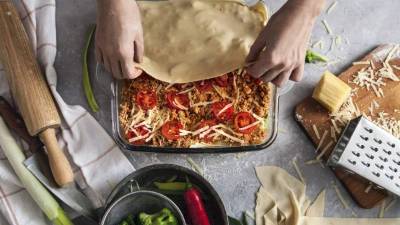 Al momento de hornear la lasaña se recomienda que el recipiente esté cubierto con papel aluminio durante la cocción. Solo debe retirarlo al final para que se gratine y derrita el queso.