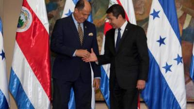 En la imagen, el presidente de Costa Rica, Luis Guillermo Solís (i), y el presidente de Honduras, Juan Orlando Hernández (d). EFE/Archivo.