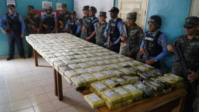 Dos de los pandilleros de la Salvatrucha capturados en el operativo, entre ellos Armando Díaz Erazo, con tatuajes, y Nerlin Gregorio Díaz Gómez.