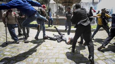 Un grupo de simpatizantes del Gobierno venezolano irrumpió hoy por la fuerza en el Congreso (AN, Parlamento), de mayoría opositora, y causaron heridas a algunos diputados que se encontraban en el recinto para una sesión en conmemoración del Día de la Independencia en el país.