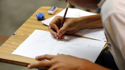 Escolar contesta una prueba muestral.