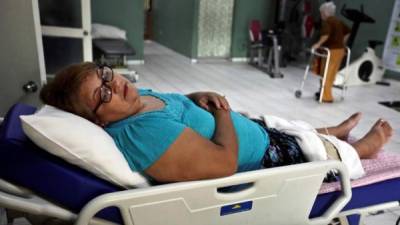 Fotografía fechada el 25 de noviembre de 2019 que muestra a una paciente mientras recibe atención de rehabilitación, en un Centro de Atención Integral, en Tegucigalpa (Honduras). EFE/ Gustavo Amador