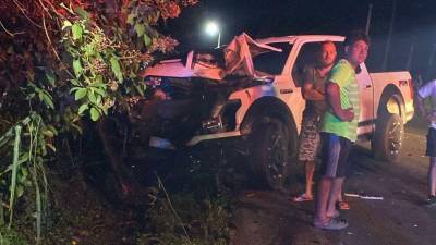 El vehículo propiedad del alcalde ceibeño Bader Dip quedó dañado luego que el motociclista colisionara de frente.