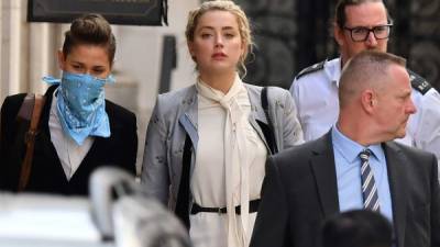 Amber Heard este 21 de julio llegando a la corte donde se lleva el juicio por difamación de Johnny Depp contra el News Group Newspapers (NGN). AFP.