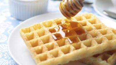 Agréguele miel a los waffles antes de servir.