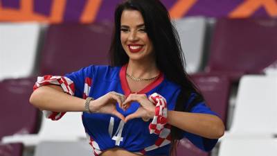 La famosa aficionada croata, Ivana Knoll, se hizo presente una vez más en Qatar para disfrutar de su equipo.