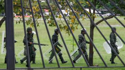 Los líderes opositores piden a las Fuerzas Armadas ponerse del lado del pueblo. EFE.