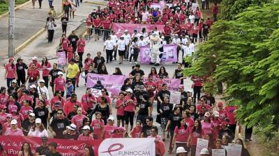 Vestidas de rosado y negro, estas chicas disfrutaron la jornada