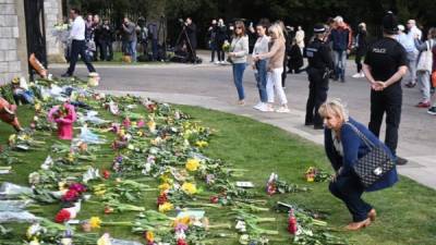 Los británicos lloran en Buckingham la muerte de su 'abuelo'.