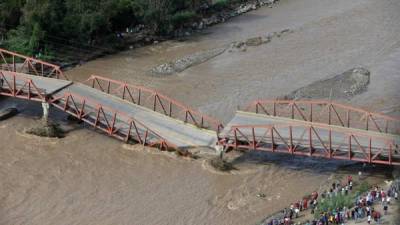 Fotografía aérea que muestra un puente caído por la crecida del río Virú, que arrasó varios puentes que comunicaban a diversos pueblos en la región norteña de La Libertad (Perú). EFE