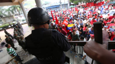 Mientras en el Legislativo se delibera quien quedará a cargo del Ministerio Público, manifestantes se toman los bajos del Congreso.