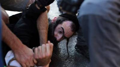 Yishai Shlissel fue sometido a la fuerza y arrestado por la policía.