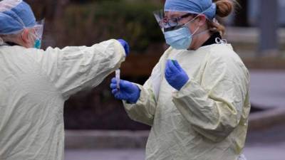 Personal médico realiza pruebas rápidas en Medford, Massachusetts. Foto EFE