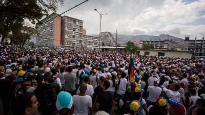 Un grupo de personas participa en una manifestación contra el gobierno nacional hoy, sábado 22 de abril de 2017, en Caracas (Venezuela). La Policía Nacional Bolivariana venezolana permitió hoy el paso de una marcha opositora por el oeste de Caracas que pretende llegar a la sede de la Conferencia Episcopal para honrar a las víctimas muertas de las protestas antigubernamentales de las últimas tres semanas. EFE/Miguel Gutiérrez