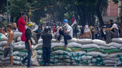 Manifestantes se enfrentan con la policía durante protesta del 24 de mayo de 2017 contra el Gobierno en Caracas (Venezuela). EFE