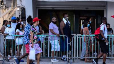 Este lunes Florida registró 5.266 casos nuevos de la COVID-19 en las últimas 24 horas. Foto: AFP