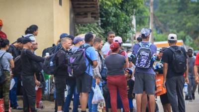 Una vez en Guatemala, familias, adultos y niños emprenden una vez más su travesía, esta vez rumbo a México y finalmente, Estados Unidos.