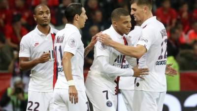 Paris Saint-Germain's French forward Kylian Mbappe (2R) is congratulated by teammates after scoring a goal during the French L1 football match between OGC Nice (OGCN) and Paris Saint-Germain (PSG) at 'Allianz Riviera' stadium in Nice, southern France, on October 18, 2019. (Photo by Valery HACHE / AFP)