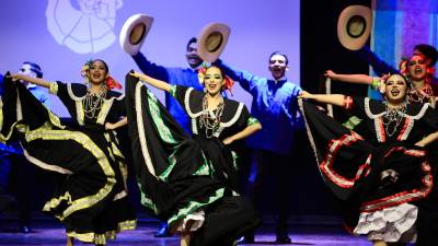 Una verdadera fiesta cultural se llevó a cabo en la Noche Folclórica que se celebró en el auditorio del Centro Cultural Sampedrano. En dicho evento participaron varias asociaciones de danza del país, entre ellas: Proyección Folklórica Herederos de Cicumba, Ballet Folklórico Ópalo de Honduras, Grupo Folclórico Laureles del Valle y Corporación Folklórica Usula. También se presentaron invitados internacionales: desde Costa Rica arribó el Grupo de Danza Folclórica Inspiración Tica. En la imagen: El Ballet Folklórico Ópalo de Honduras.