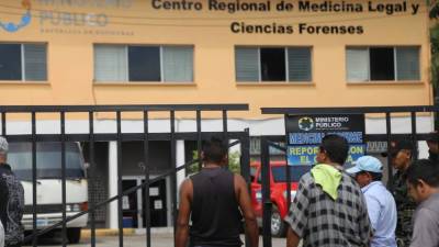 Los cadáveres de los dos jóvenes fueron llevados como desconocidos a Medicina Forense.