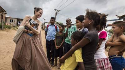 La actriz Angelina Jolie compartiendo con niños en la frontera. Foto: EFE
