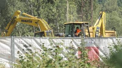 Una excavadora trabaja a la altura del kilómetro 65 de la línea de ferrocarril que une Breslavia y Walbrzych, en busca del 'tren de oro' nazi en Wallbrzych, Polonia, hoy, 17 de agosto 2016. EFE