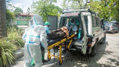 Un paciente con coronavirus llega en camilla al centro médico en Puerto Príncipe (Haití). EFE