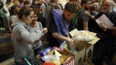 La afluencia de personas dispuestas a participar en el referéndum convocado para hoy por el Govern. EFE