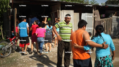Familiares, amigos y vecinos lamentaron la tragedia ocurrida al pastor y al joven de 19 años. Fotos Yoseph Amaya