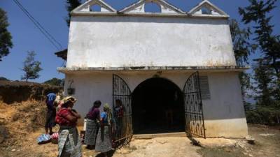 Fotografía del 27 de marzo de 2017, de la capilla católica de la aldea Plan de Sánchez, (Guatemala), que fue construida sobre los restos de 268 personas masacradas por el ejército de Guatemala el 18 de julio de 1982, durante un acto conmemorativo por las víctimas. Bregaron contra la muerte, el dolor, la represión y el silencio. EFE