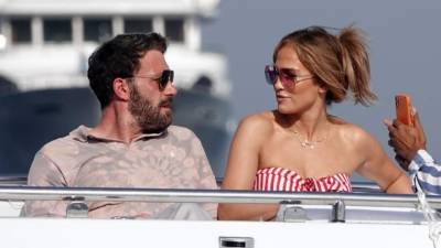 Ben Affleck y Jennifer López durante la celebración del 52 cumpleaños de la diva. Foto: Grosby Group.