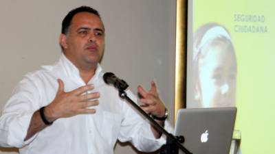El alcalde de San Pedro Sula, Armando Calidonio durante la presentación de su plan ciudadano de 120 días en los que promete ofrecer una seguridad integral y apostarle a la salud y la educación.