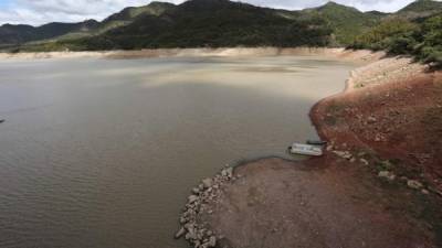 Fotografía del 10 de enero de 2020 de los bajos niveles de agua en la represa La Concepción en Tegucigalpa. Fotos: EFE