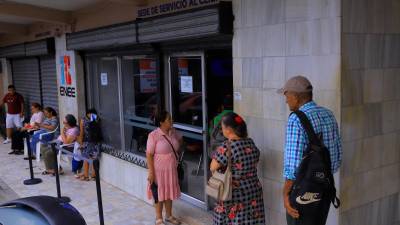 <b><span class=mln_uppercase_mln>Trámite.</span></b> Abonados esperan para entrar a la oficina de atención al cliente de la UTCD en barrio Guamilito.<span class=mln_uppercase_mln> Foto&gt; Melvin Cubas.</span>
