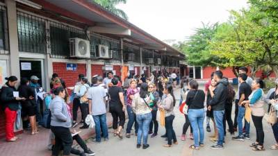 Ayer en el JTR los padres llegaron desde las 5:00 am para matricular a sus hijos. Foto: G. Sierra