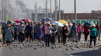 Un grupo de personas protestan en la ciudad de Tacna (Perú), en una fotografía de archivo.