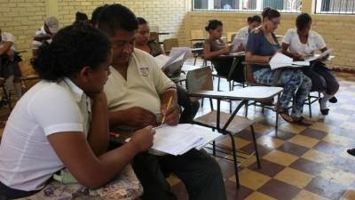 Los estudiantes del Instituto José Trinidad Reyes alfabetizan los fines de semana a adultos.